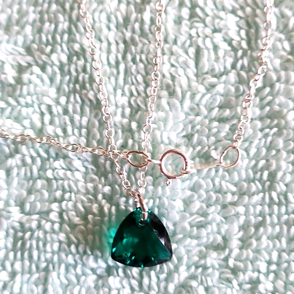 Sterling Silver Emerald Green Crystal Pendent!